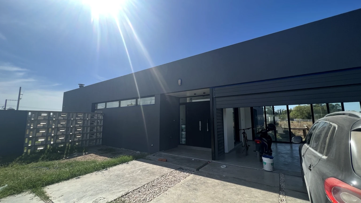 Fachada oscura de vivienda