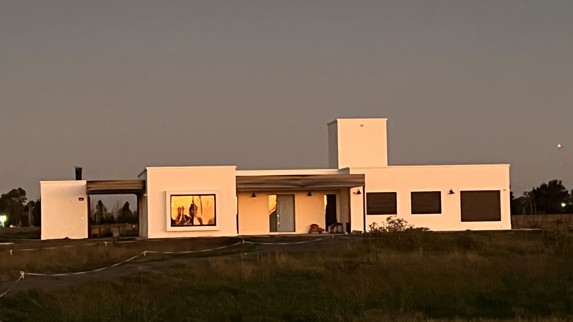 Vivienda residencial al atardecer